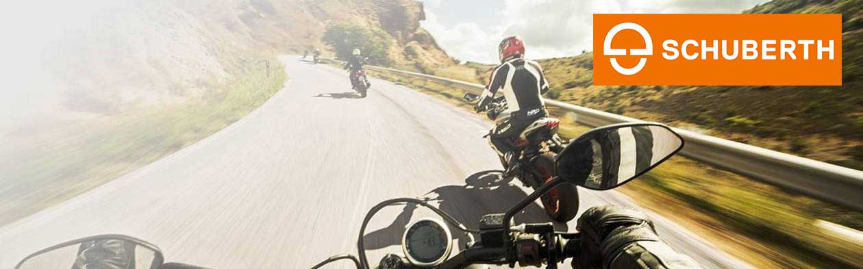 Drei Motorradfahrer kurviger Bergfahrt mit Schuberth Helmen